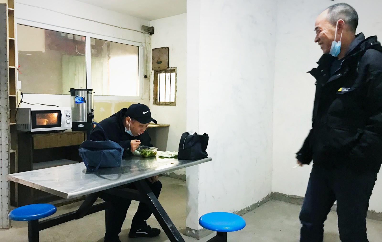 10月份，公司新租建駕駛員休息室之一，駕駛員在休息室內(nèi)愉悅休息與交談.jpg